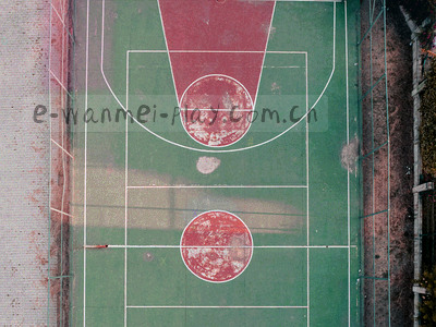 足球运动员射门剪影